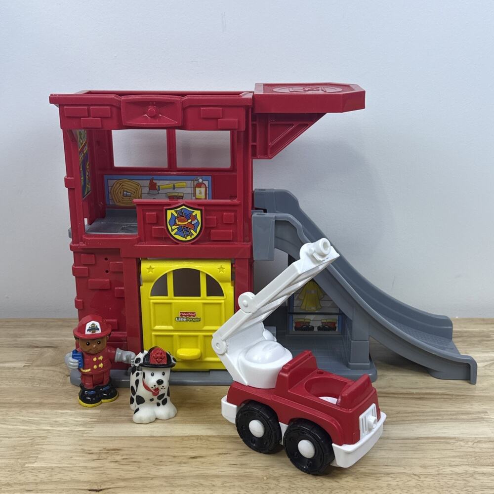 FISHER PRICE LITTLE PEOPLE- RESCUE RAMPS FIRE STATION FIREMAN DALMATIAN